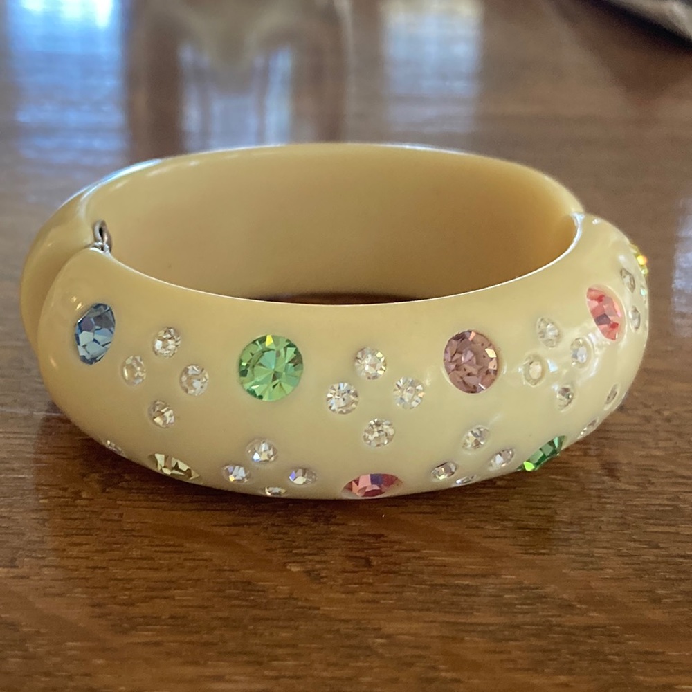 Retro Bakelite clasp bracelet with rhinestones